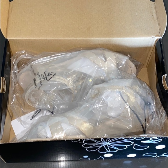 New woman’s east 5th sandals with small wedge - Picture 3 of 16